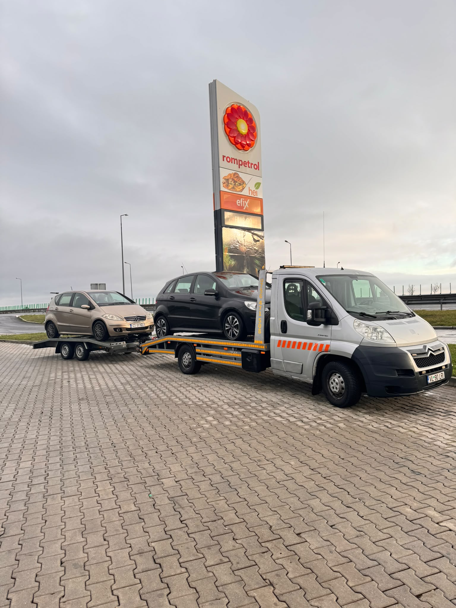 Transport auto pe platforma